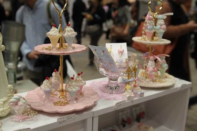 「Sucre Poison」のパフェペンダント。お茶会のような雰囲気です。