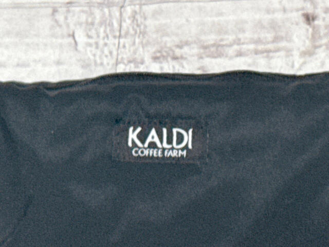 【カルディ いちごバッグ／ボディバッグ】正面には「KALDI」のロゴタグが付いています
