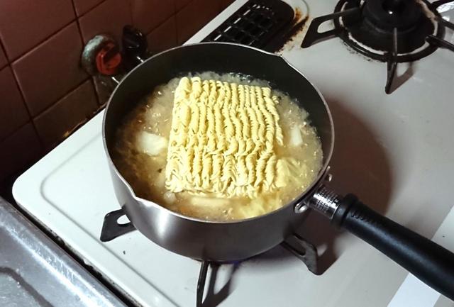 沸騰したら麺を入れて2分。タイマーを忘れずに