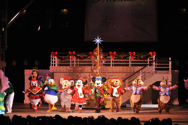 東京ディズニーシーのスペシャルイベント「クリスマス・ウィッシュ」の「セブンライツ・オブ・クリスマス」にてシェリーメイ初登場 ©Disney