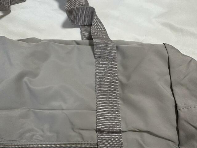 【3COINS 《3WAY》キャリーオン折りたたみバッグ】耐荷重は約8kg。ショルダーストラップが食い込みやすい印象なので、肩掛けや斜め掛けをする際は荷物の入れすぎに注意です