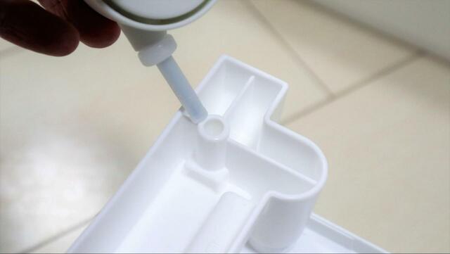 【ニトリ テーブルワゴン3段】脚パーツにキャスターを取り付けて、下側から組み立て