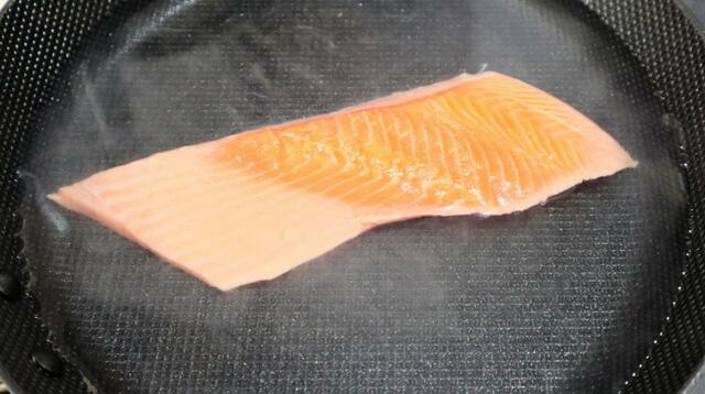 【お魚味ちゅ～るの作り方】ささみと同様、中心部まで変色する程度にゆでます