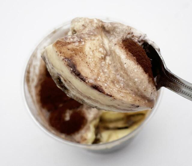 【ファミリーマート ティラミス 北海道マスカルポーネ使用】スプーンですくったところ