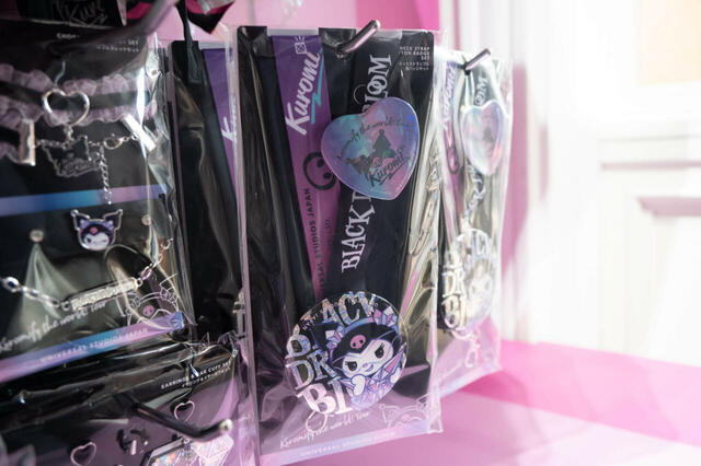 ネックストラップ＆缶バッジセット 2,200円｜ユニバーサル・スタジオ・ジャパン「クロミ・ライブ ～世界クロミ化ツアー クリスタル・クリア～」グッズ