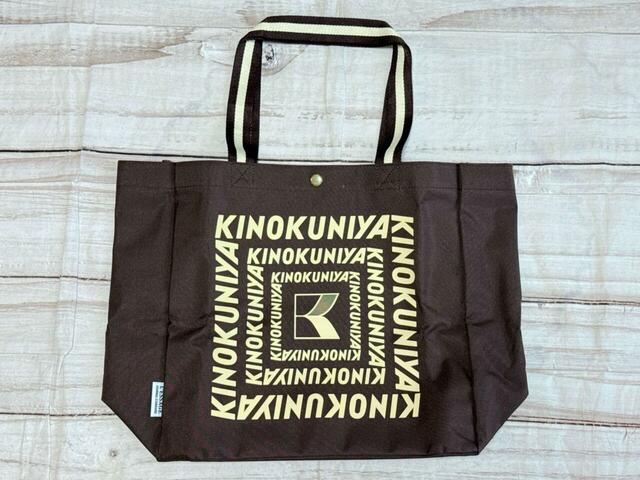 ダークブラウンにストライプのハンドルが目を引く、おしゃれと使いやすさを兼ね備えた万能バッグ!