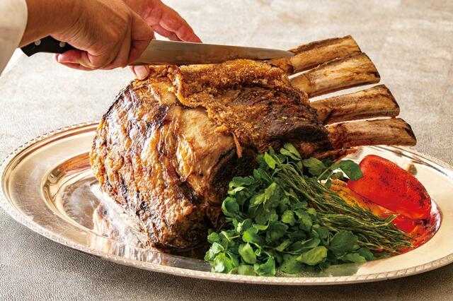 「アメリカ産骨付き牛肉のローストビーフ」【限定の和牛しゃぶしゃぶに骨付きローストビーフも！豪華なスペシャルブッフェ開催】
