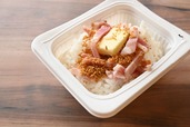【一目惚れオムライス】真ん中にベーコン・バター・コンソメをのせたところ