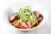 合鴨と山盛り白葱の油そば（税込880円）