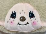 モンチッチのキュートなお顔は刺繍で表現。チャームポイントのそばかす、ほんわかピンクのほっぺがキュート！