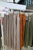 レディース撥水ランダムプリーツスカート(1,900円)　展示会でのカラー展開