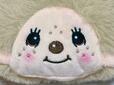 モンチッチのキュートなお顔は刺繍で表現。チャームポイントのそばかす、ほんわかピンクのほっぺがキュート！