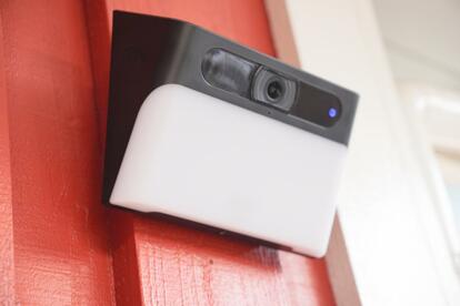 Ankerの「センサーライト一体型の防犯カメラ」なら配線不要！ 外出先