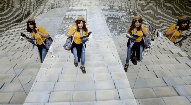 すり鉢状に掘られた空間の上に鏡張りの仕切りのようなものがいくつも渡っている『ユンスル：ソウルを映す万里洞』。太陽の位置によってさまざまな光が注ぎ、時間ごとにちがった表情を見せてくれる