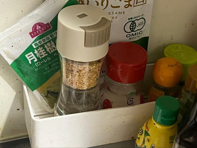 【3COINS＋plus 定量調味料ボトル】2種類の調味料を入れることができるので、キッチン収納としても優秀！