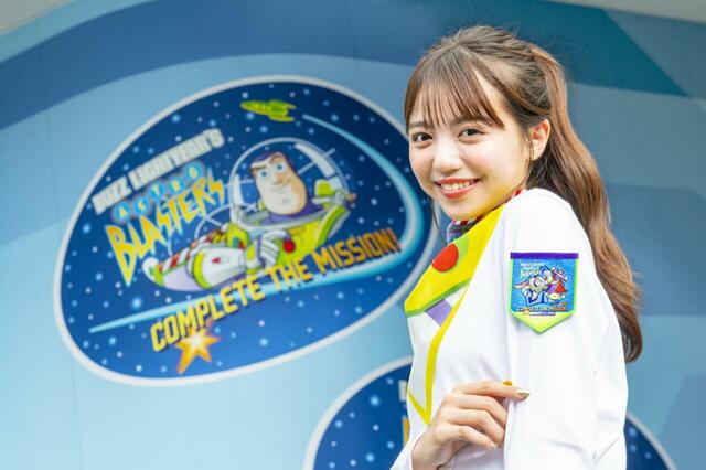「バズ・ライトイヤーのアストロブラスター“コンプリート・ザ・ミッション! ”」グッズを身に着けているイメージ