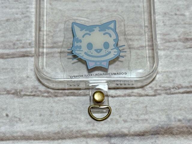 金具をスマホケースの穴に通します