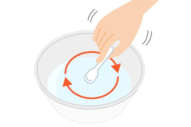 スプーンでかき混ぜ、洗剤を溶かします。