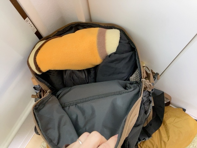 【ワークマン ジョイントバックパック ハイカーズエディション】まだ余裕があったので、中にひざ掛けを入れました