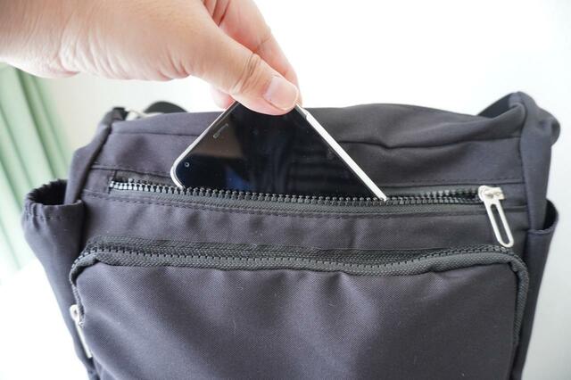 前面のポケットにスマホを入れてみたところ