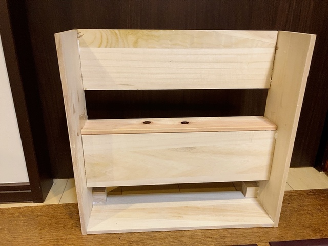 【ダイソー 木材DIYセット】最後に余った板を背板として取り付けます