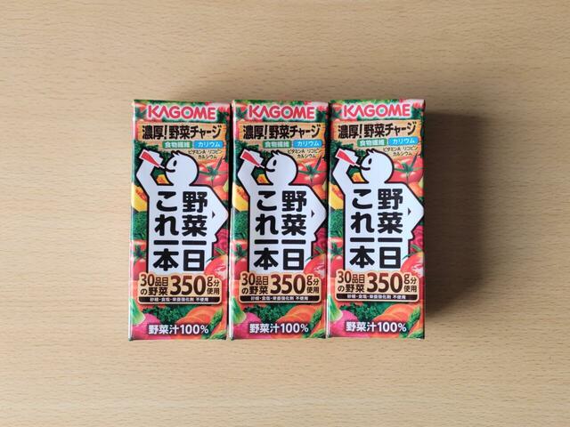 【カゴメ 野菜一日これ一本 4.8L（200ml×24本） 1998円】裏面にストローが付いた、飲み切りサイズ