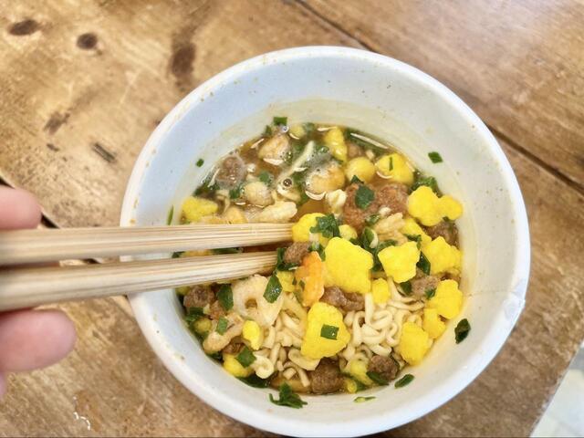 【セブン-イレブン 醤油ヌードル】卵とダイス肉のトッピングも相性抜群です