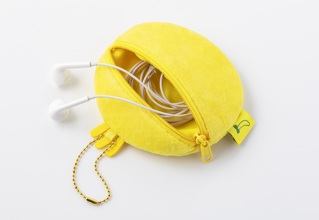 裏側にはファスナーがついて、小物が入れられる