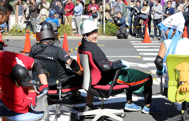 いす同士の熾烈な戦い! 「いす-1」グランプリの模様