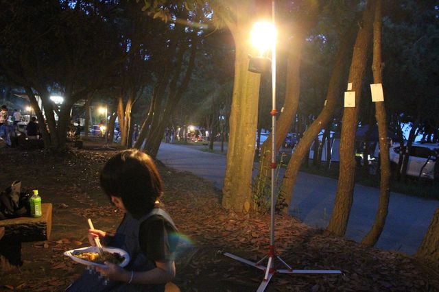 2500ノーススター LPガスランタンは、スタンドにかけることができます。