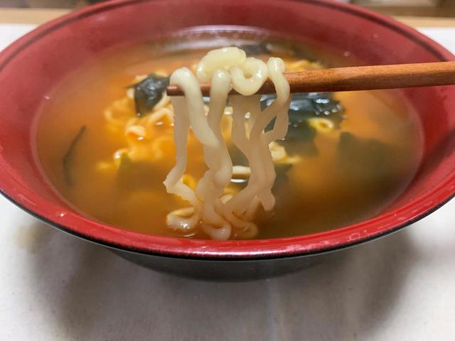 「ノグリラーメン 袋麺」うどんのような太い麺が特徴