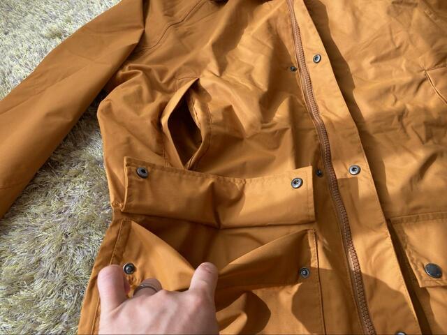 【ワークマン FLAME-TECH(R)(フレイムテック)2WAYウォームマウンテンレインパーカー】中身が飛び出ず、水濡れしづらい工夫もされています