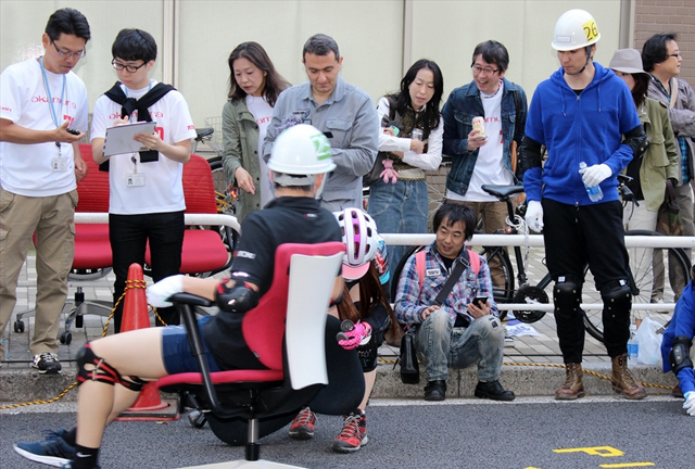 いす同士の熾烈な戦い! 「いす-1」グランプリの模様