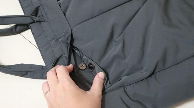 【ユニクロC 2WAYユーティリティバッグ】前面は小さめフラップの大ポケット、中央にマグネットボタンが1つ隠れています