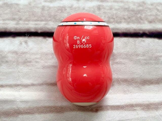 実際はもう少し優しい赤で、ピンクっぽい色味。他のクーナッツとも馴染みます♪