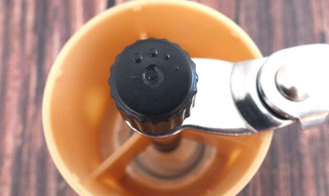 調整つまみは右に回して細挽き。左に回して粗挽き