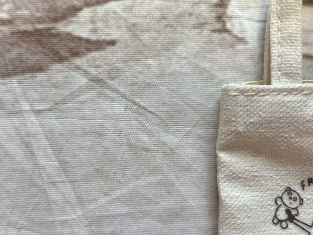 素材はトートバッグ同様、綿とポリエステルの混紡