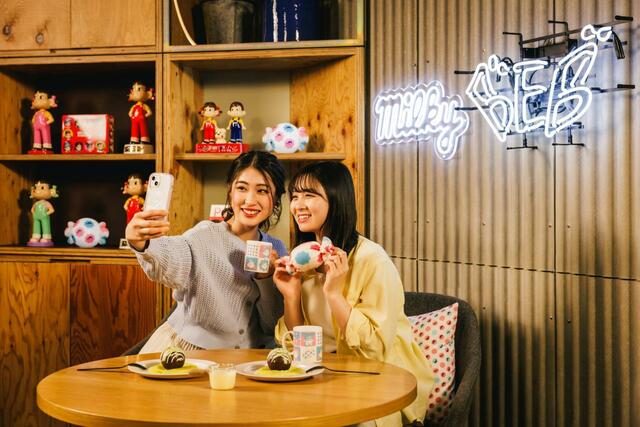 「“夜カフェ”風フォトスポット」＜2024年4月1日（月）～6月30日（日）＞「【24時間楽しめる「ミルキースウィートルームステイ」】