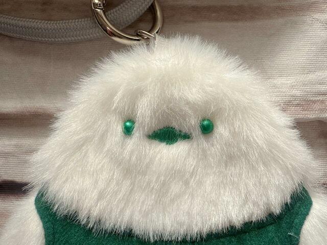 お顔は目がビーズ、クチバシは刺繍で表現されています。高級感たっぷり!