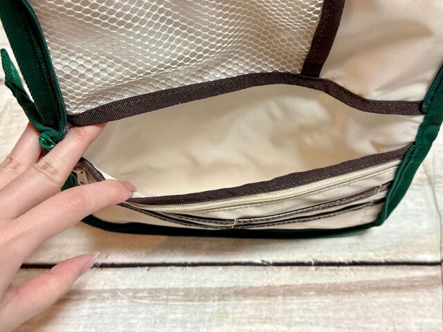 ファスナーポケットの奥にはオープンポケットが1つついています