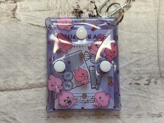 背面のスナップボタンで開閉する仕様。サイズは(約)縦10cm×横8cm×厚み1cm