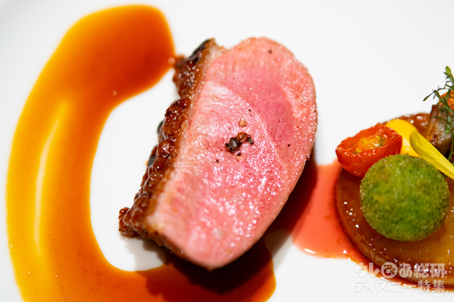 京都産合鴨のロースト オレンジともろみ味噌のクルート ビガラードソース｜“ディズニー・クリスマス”ユールタイド 12,000円｜東京ディズニーランドホテル「カンナ」