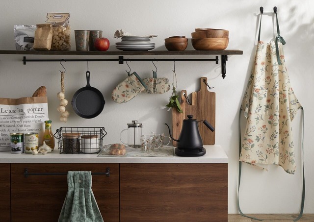 【ニトリ】ぱっと目を引くモチーフがおそろいのエプロンとミトン、鍋つかみ