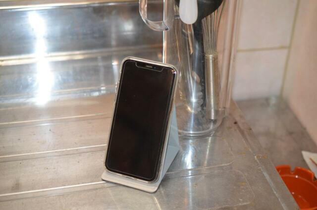 【無印良品 折りたためるスマホスタンド】接地面がラバーのような滑り止めになっており、スマホも安定。縦置きが特に見やすく、調理中のレシピ確認がかなりスムーズになりました！