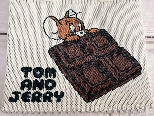 板チョコをお布団のようにして身を潜めるジェリーの姿がなんともキュート♪