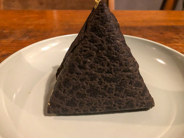 【24 sweets shop おむすびケーキ（抹茶）】ノリに見えるのはココア味のクレープ生地　ディティールまでおむすびの見た目にこだわっています