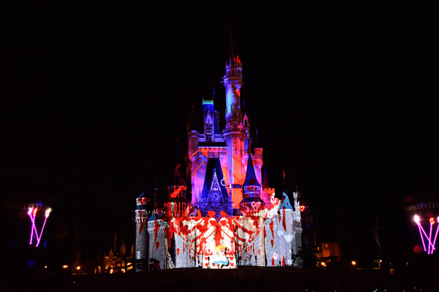 １２：「ふしぎの国のアリス」ハートの女王から逃げ惑うアリス ©Disney