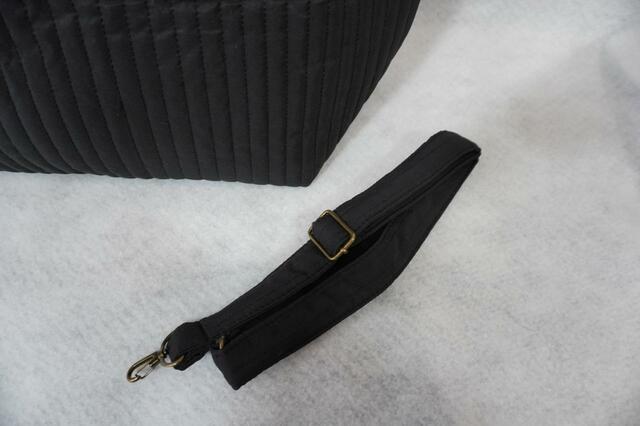 最長100cmまで伸びるショルダーストラップ
