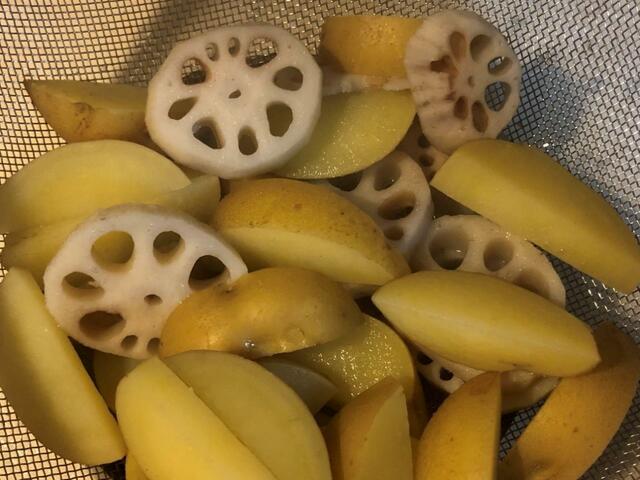 レンコン、ジャガイモも沸騰したお湯で火を通し、香味野菜なども切っておきます