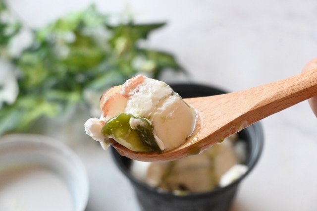 【セブン-イレブン新商品】「ナナズグリーンティー 抹茶パフェ」（419円）／甘納豆入りのつぶあんとおもちが隠れたホイップ風アイス